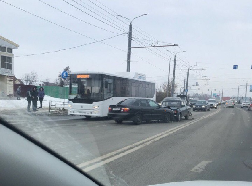 Утром на улице Терновского в Пензе столкнулись ВАЗ и «Nissan Almera»