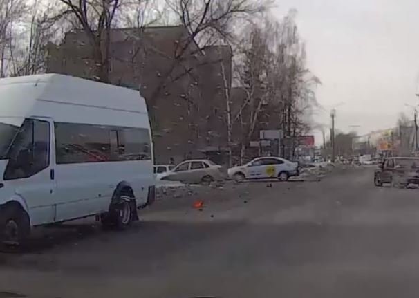 В Пензе на ул. Калинина столкнулись маршрутка и «Яндекс такси»