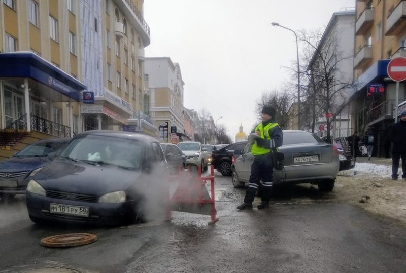 В Пензе на ул. Московской легковушка застряла в открытом канализационном люке