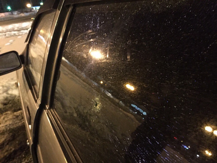 На парковке пензенского ТЦ неизвестный пробил стекло автомобиля