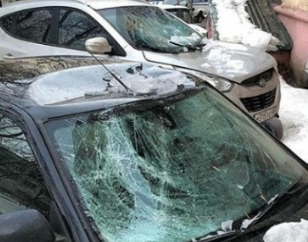 В Пензе на ул. Володарского упавшая с крыши наледь покорежила автомобили