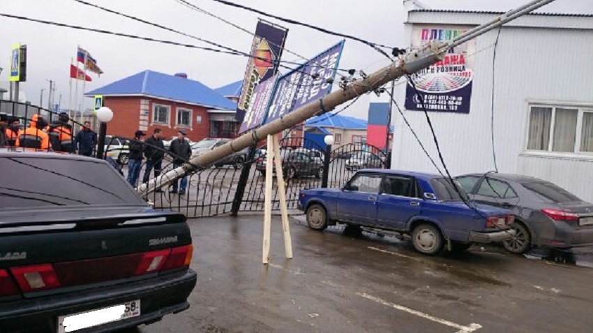 В Пензенской области бетонный столб рухнул на парковку