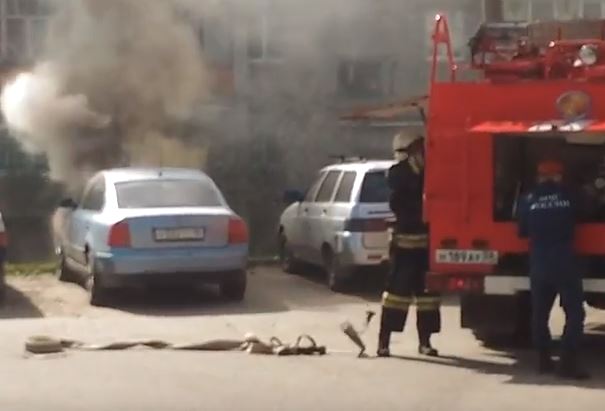 В Пензе очевидцы сняли на видео полыхающую иномарку