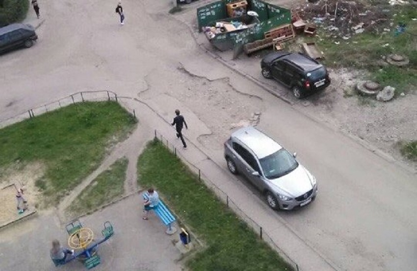В Пензе автомобилисты вынуждены «разбивать» машины в яме на Терновского
