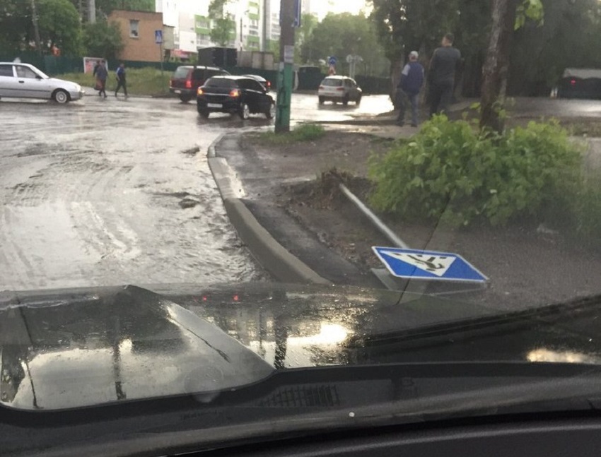 Непогода в Пензе: пробки, затопленные дороги, поваленные деревья и дорожные знаки