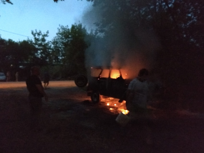 На улице Клары Цеткин в Пензе легендарный УАЗ-469 превратился в факел
