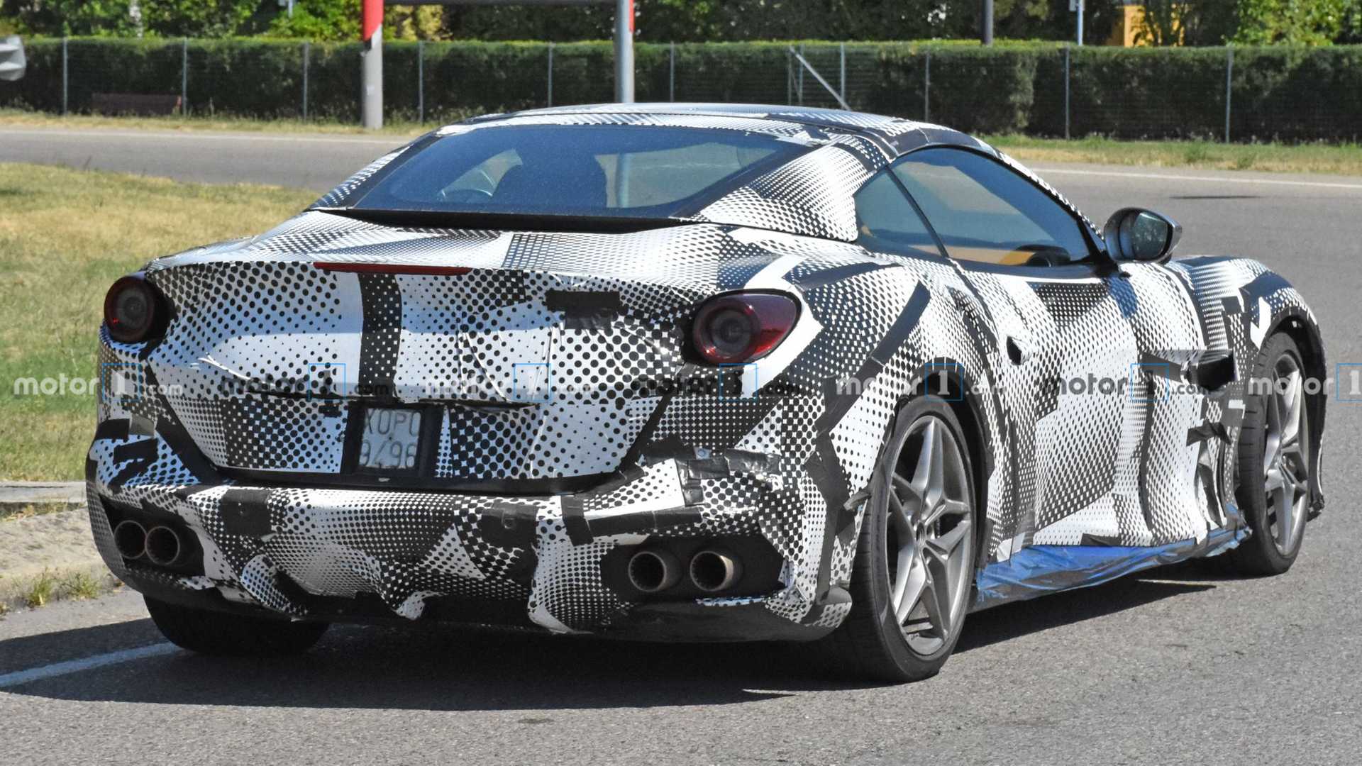 Обновленный Ferrari Portofino вновь скрывает свои визуальные изменения