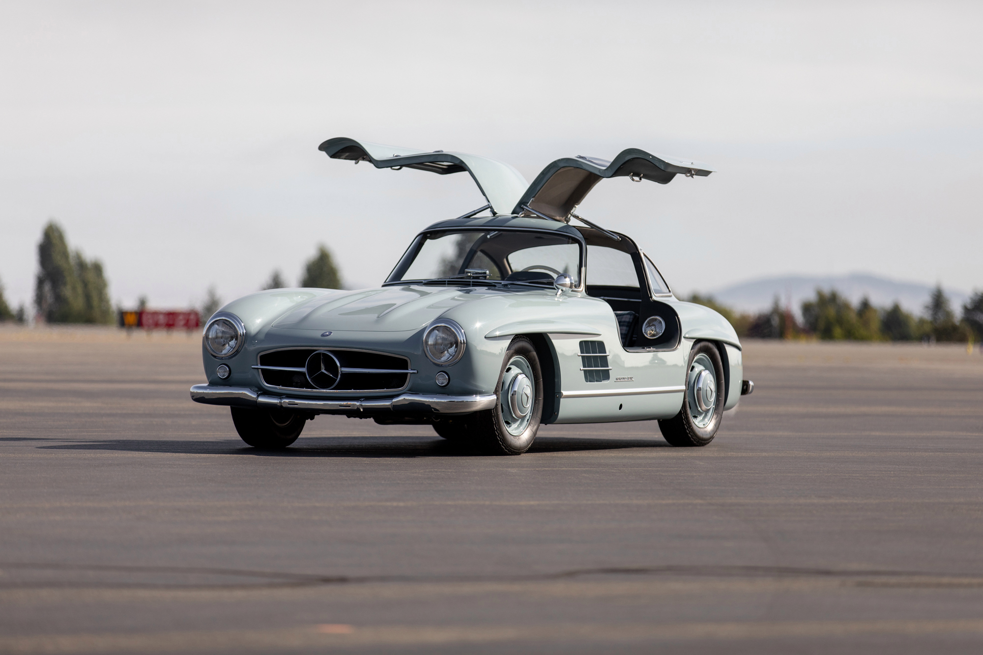 Безупречный Mercedes-Benz 300 SL 1957 года продали за 1,15 млн долларов