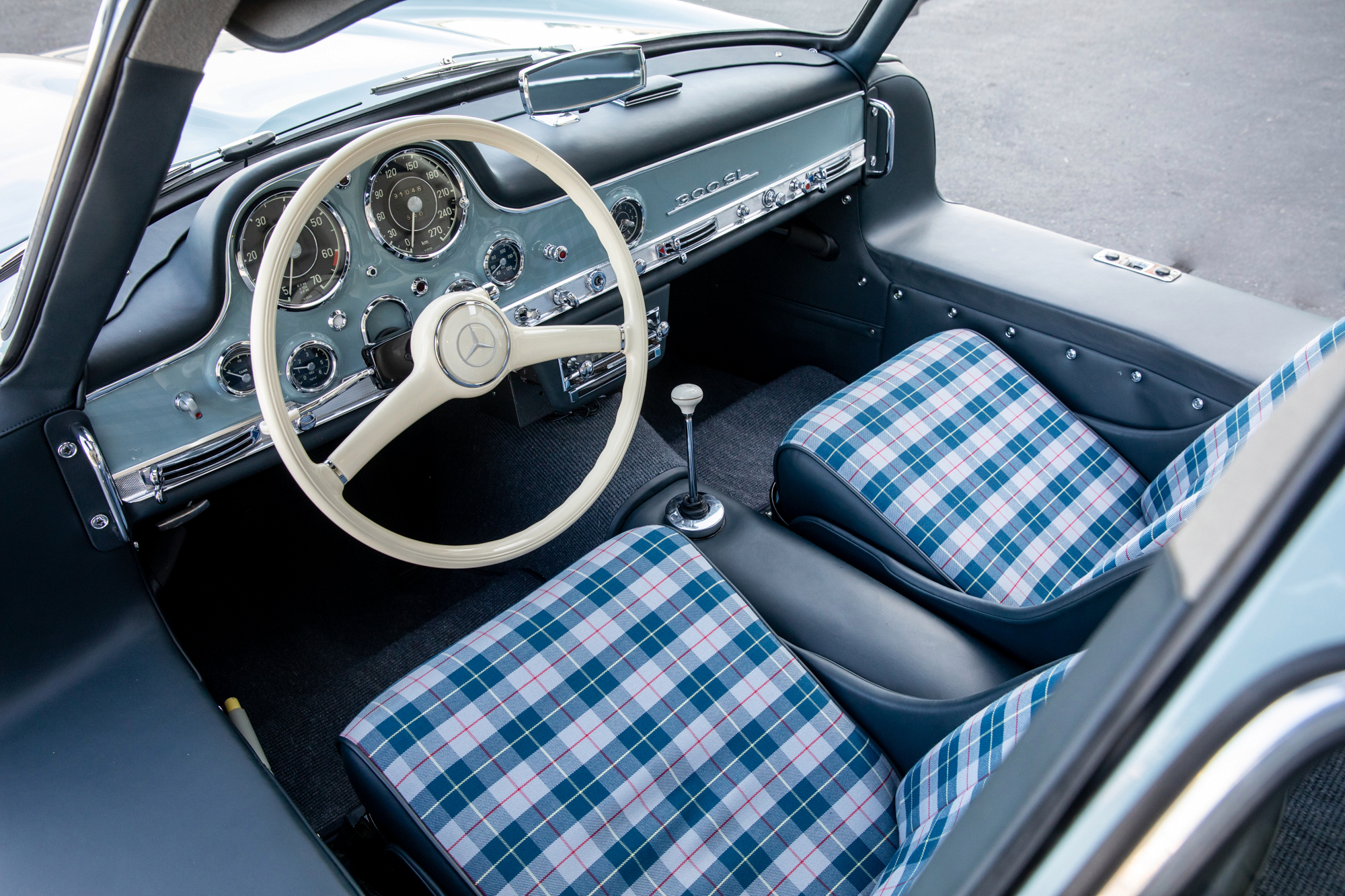 Безупречный Mercedes-Benz 300 SL 1957 года продали за 1,15 млн долларов