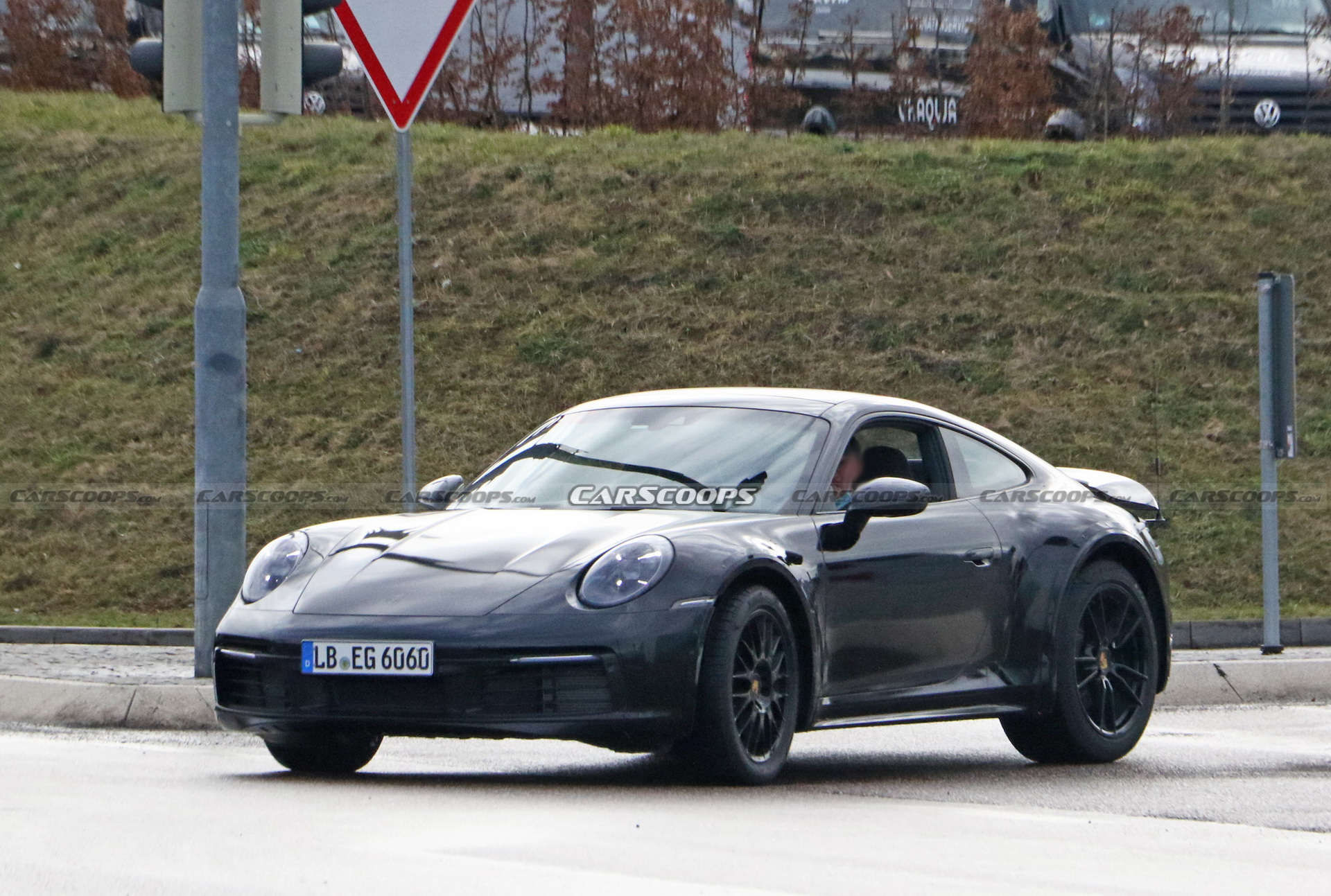 Шпионы запечатлели высокопроизводительную версию Porsche 911