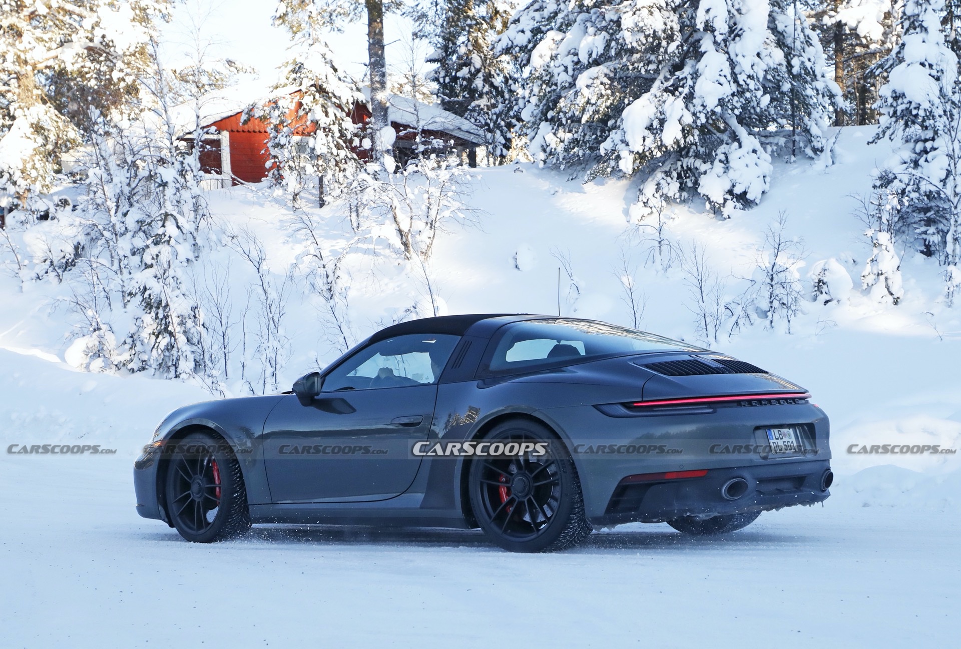 Новый Porsche 911 GTS за день до запуска GT3