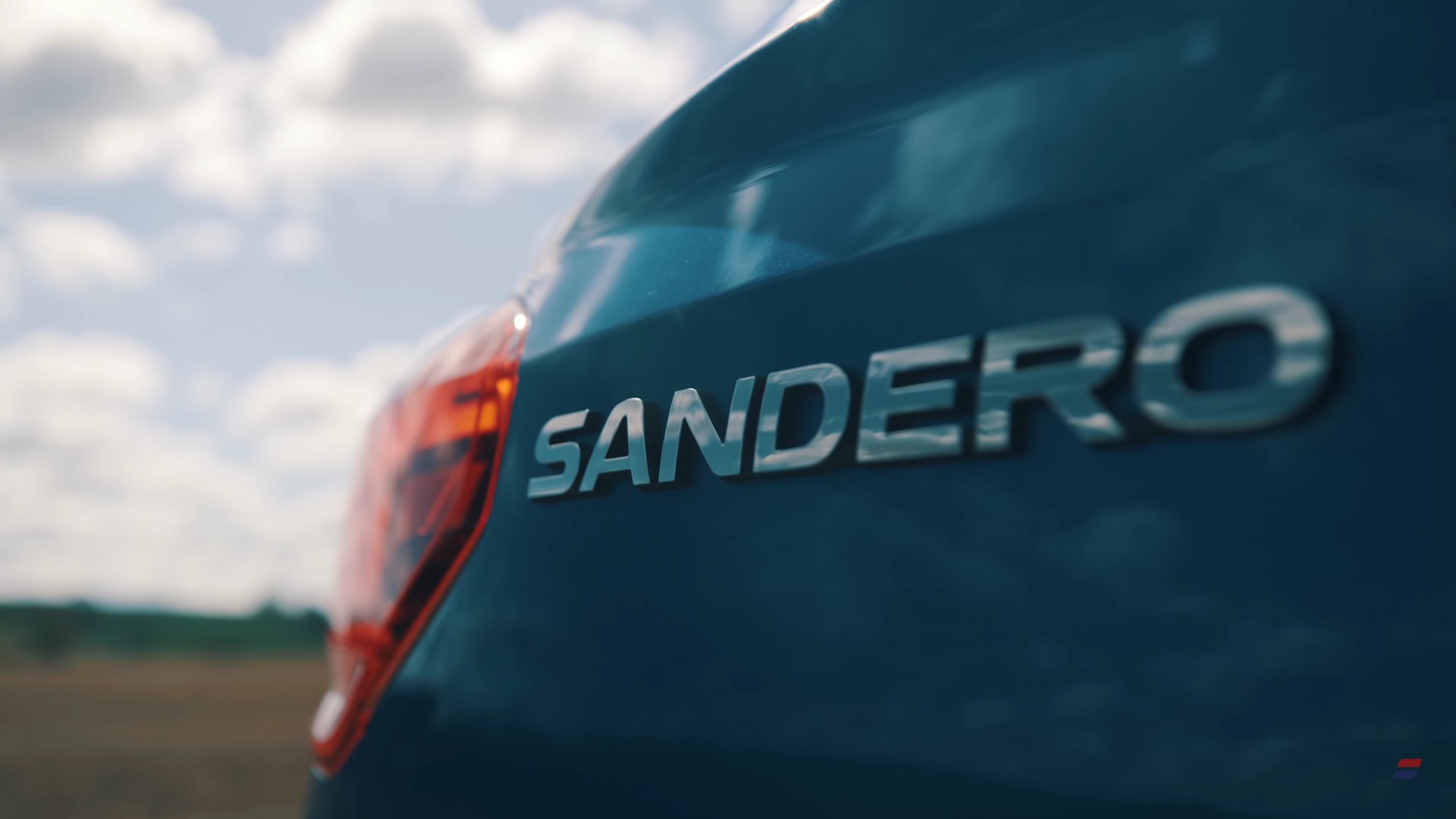 Бюджетную модель Dacia Sandero сравнили с Bentley Flying Spur