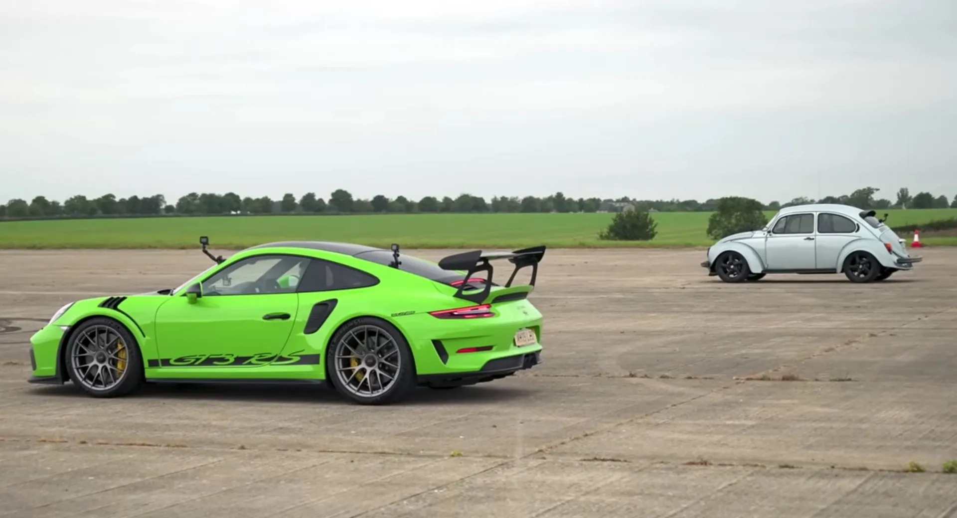 Может ли старый VW «Жук» с трансмиссией Model S превзойти Porsche 911 GT3 RS?