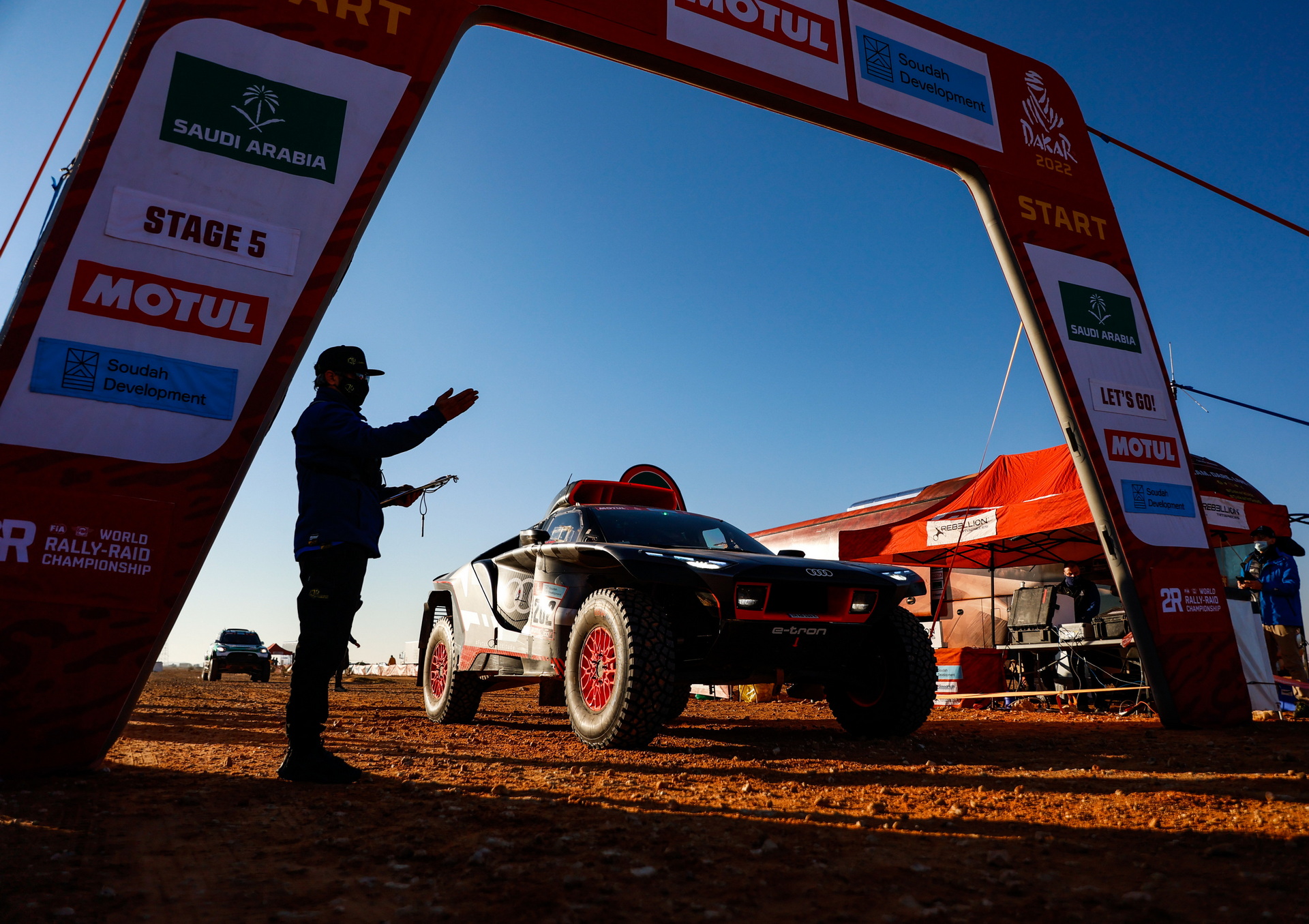 Гибрид Audi Dakar Racer слишком быстр для его соперников