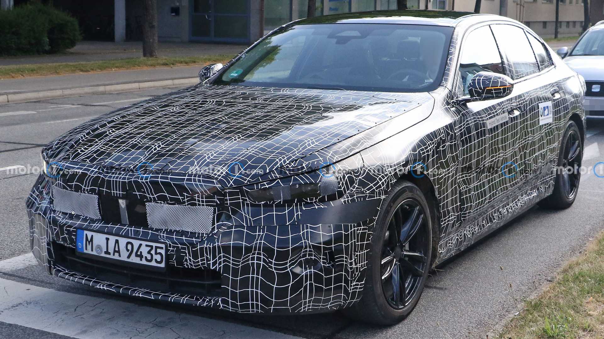 BMW 5-Series 2024 года шпионили с серийными фарами и задними фонарями
