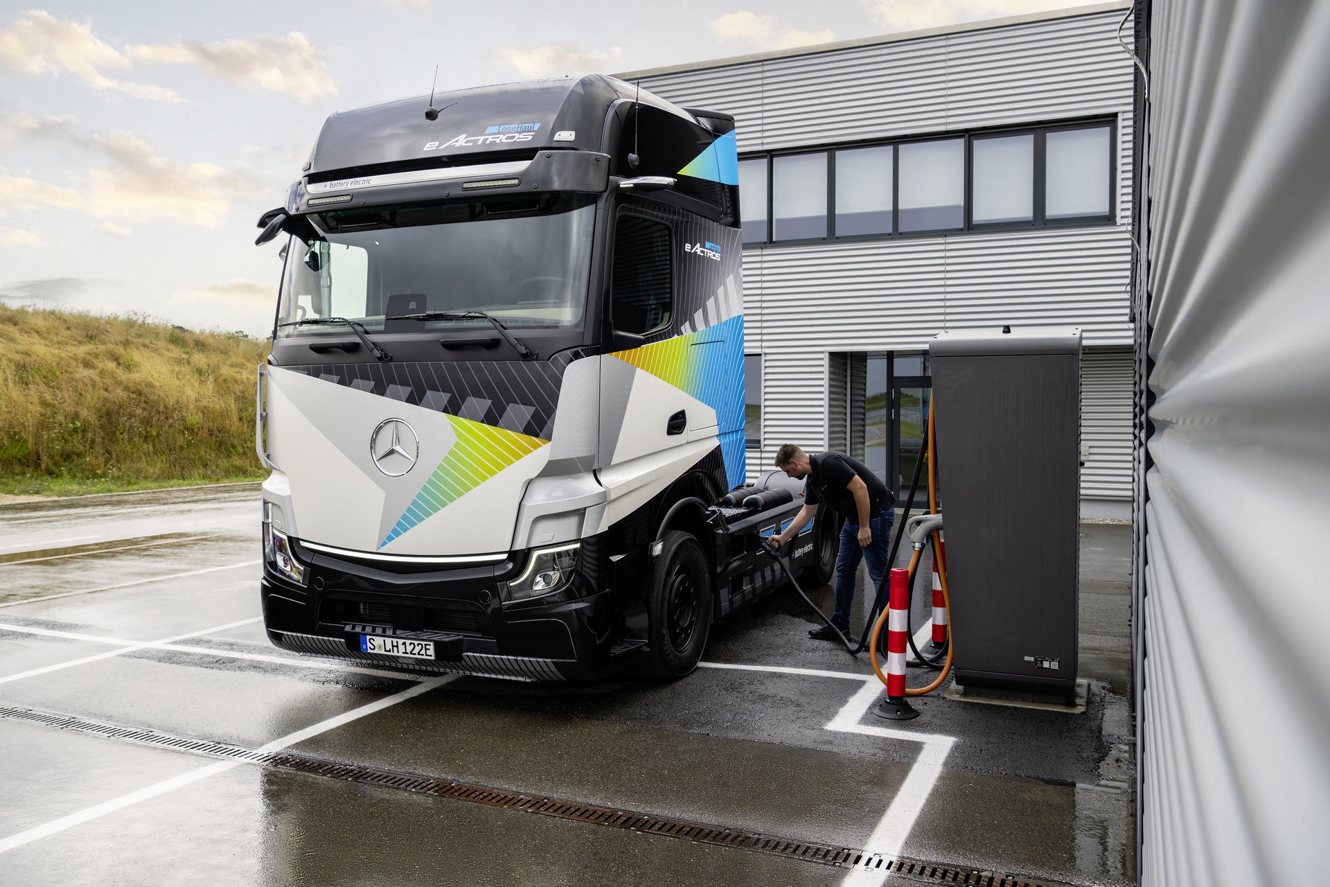 Mercedes представил электрогрузовик eActros LongHual с тремя батареями и запасом хода более 500 км