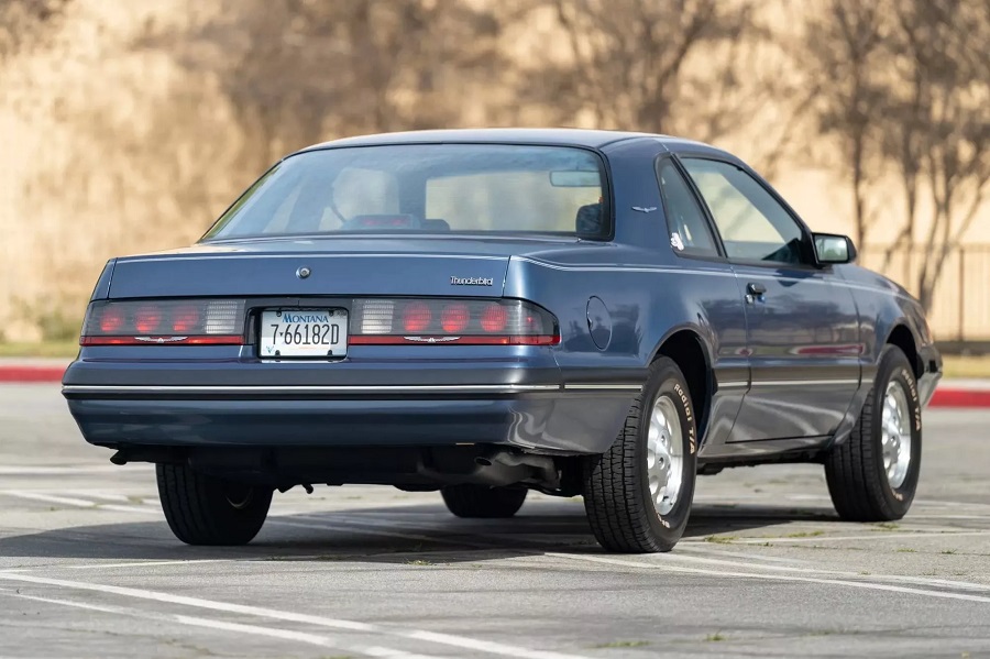 В Сети показали капсулу времени Ford Thunderbird 1987 года с пробегом всего 4828 км за 36 лет