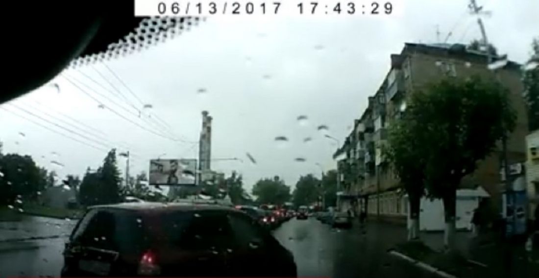 В Пензе водитель в сильный дождь не пропустил мужчину с малышом