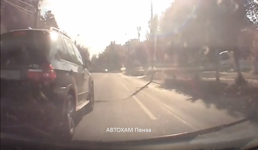 Через двойную сплошную: в Пензе обгоняющий по «встречке» водитель BMW попал на видео