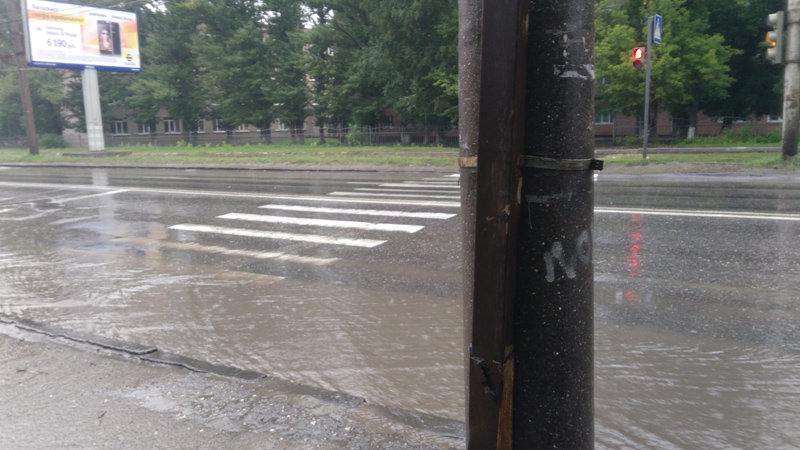 В Пензе жители ул. Аустрина вынуждены переходить дорогу по затопленной по щиколотку «зебре»