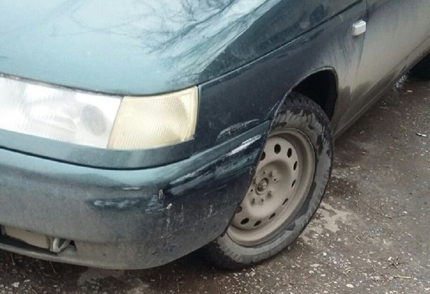 В Пензе на улице Антонова поцарапали припаркованный автомобиль