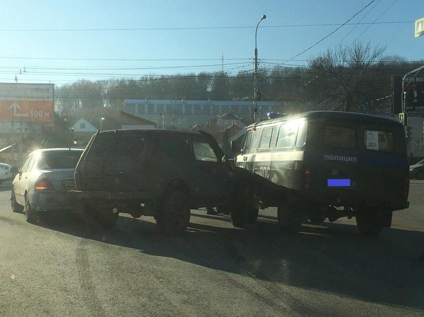 Переехал полицейского. Авария на ул Кулакова Пенза сегодня. На щахет Кировец переехал полицейскую машину.