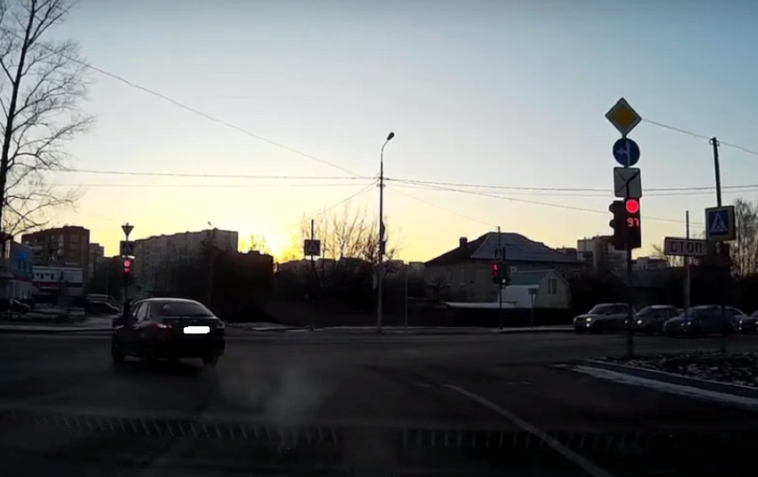 В Пензе автомобилист выехал на перекресток на «красный» свет