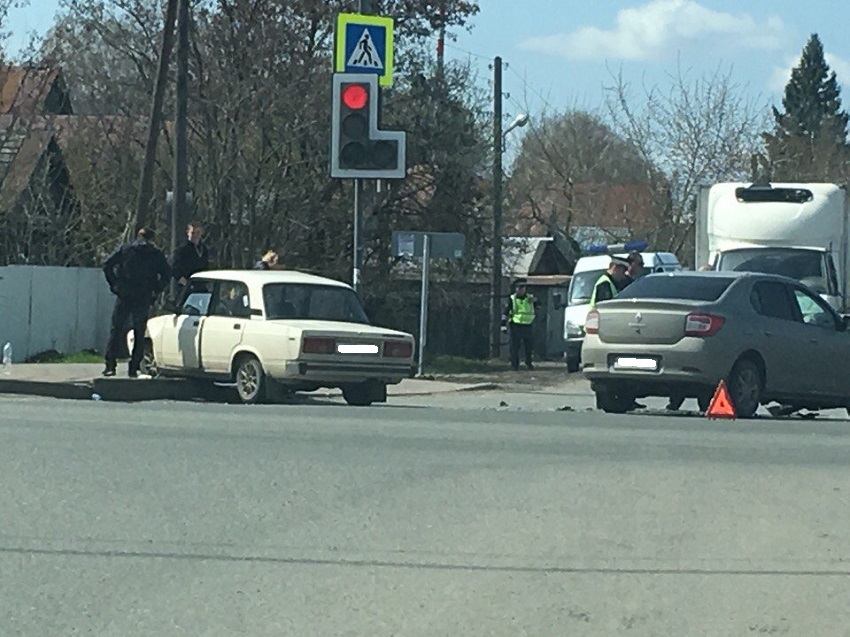 На улице Терновского в Пензе очевидцы ДТП поставили на колеса опрокинувшуюся машину