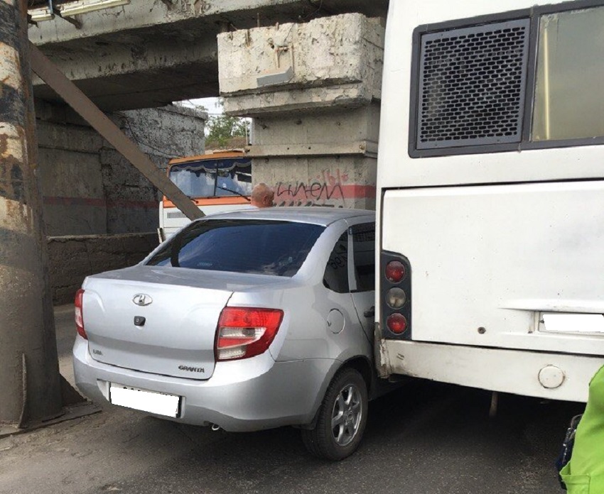 Нелепое ДТП в Пензе: легковушка и автобус «застряли» под мостом