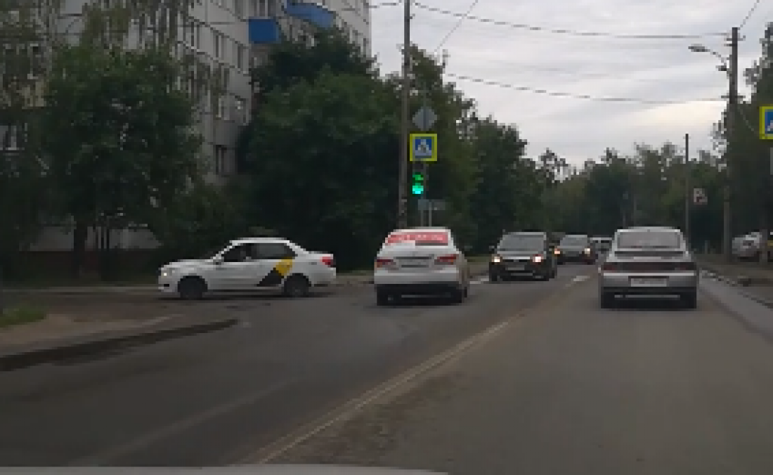 В Пензе на видео попали два автомобиля «Яндекс. Такси», устроивших ДТП на Маяке