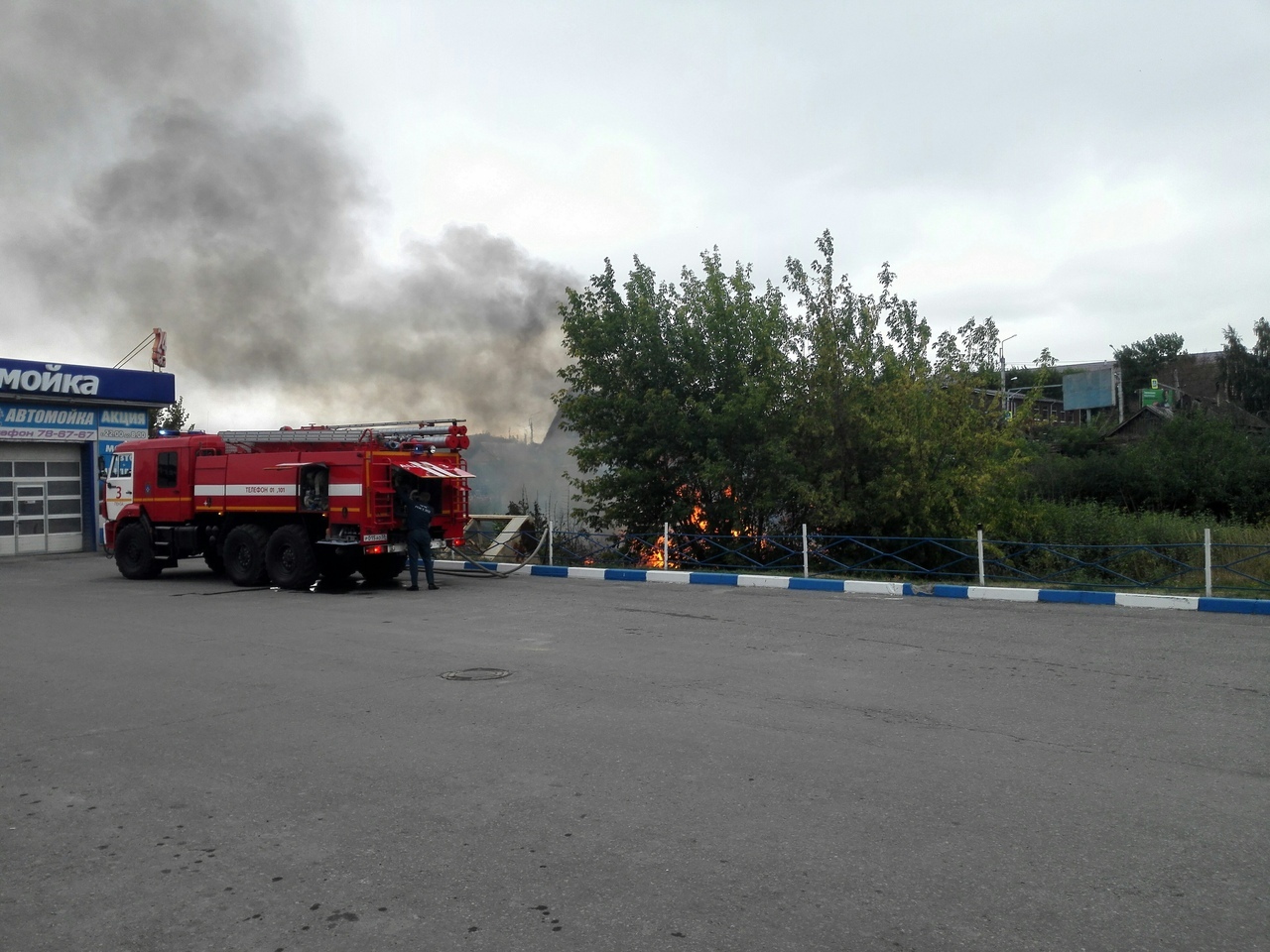 В Пензе на ул. Калинина у автозаправки загорелась территория в 100 кв.м.